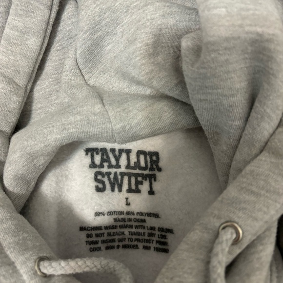 Taylor Swift Feeling 22 Cat Sweatshirt - Picture 7 of 8